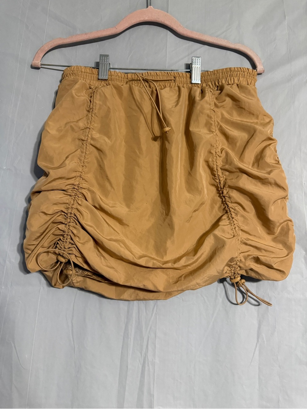Jolie & Joy Size Large Tan Ruched Drawstring Mini Skirt Y2K Utility Parachute